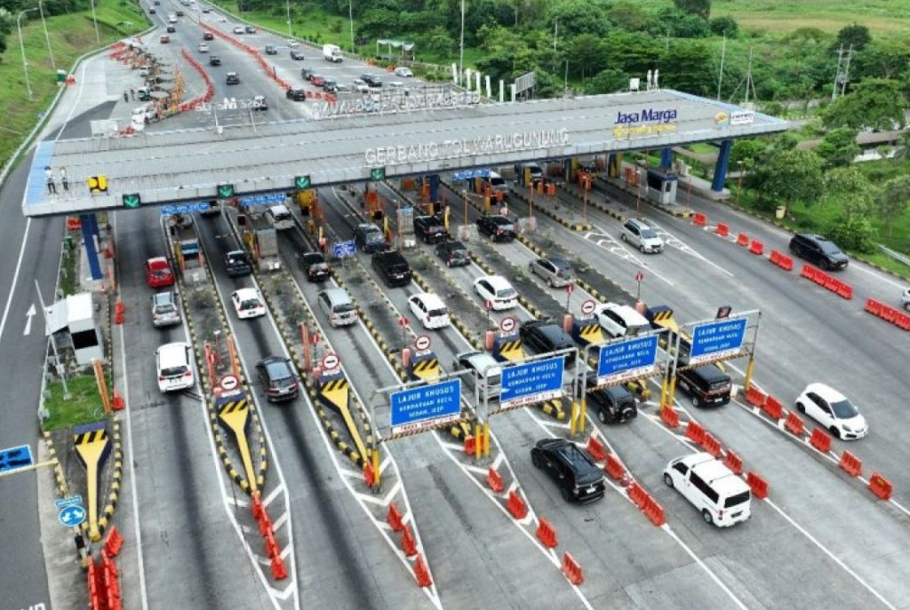 Ilustrasi. Antrean kendaraan di Gerbang Tol Warugunung pasca libur panjang Idul Adha. SP/ 
