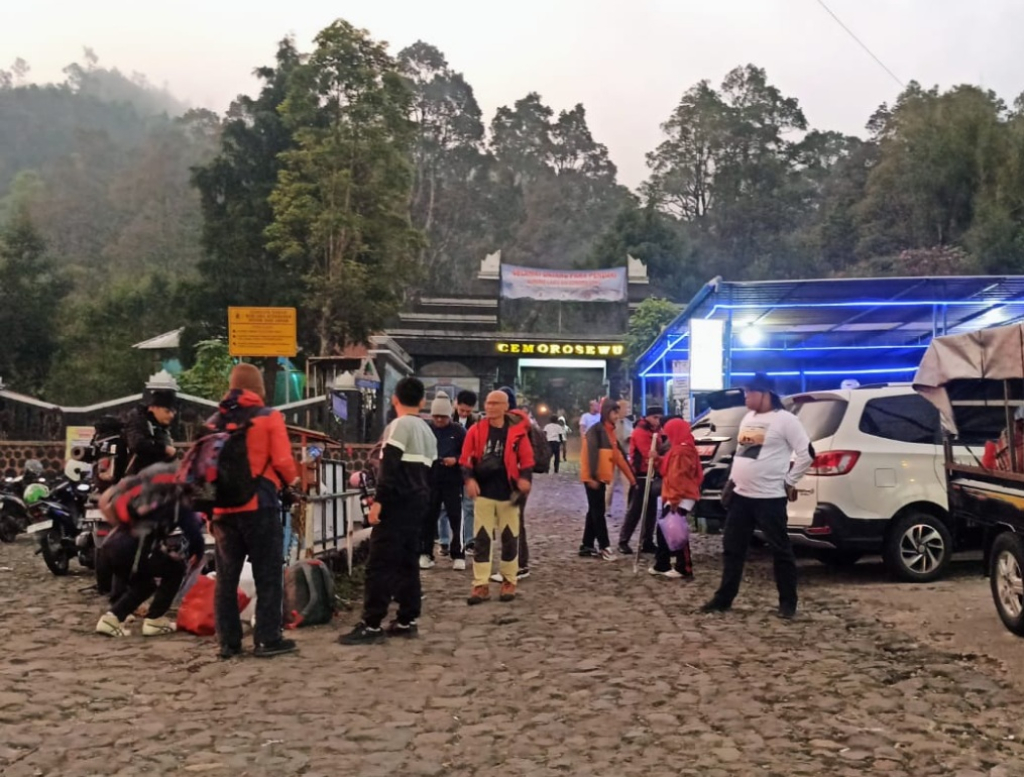 Sejumlah pendaki mendaki Gunung Lawu lewat Jalur Cemorosewu di Kecamatan Plaosan, Kabupaten Magetan. SP/ MGT