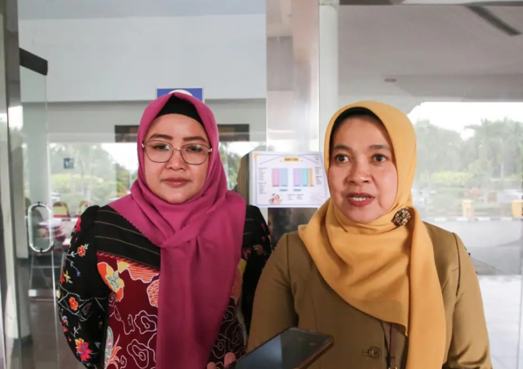 Kepala DP3APPKB Surabaya, Ida Widayati (kanan), mencatat angka dispensasi kawin turun signifikan. SP/ SBY