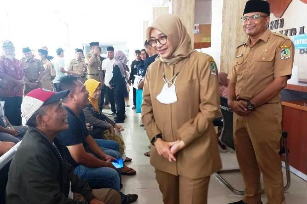 Bupati Banyuwangi Ipuk Fiestiandani saat berkunjung ke RSUD Blambangan Banyuwangi, Jawa Timur. SP/ BYW