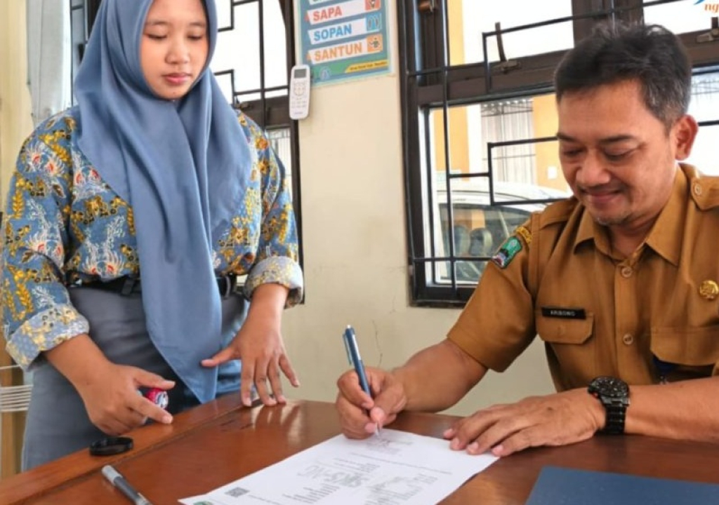 Petugas Dinsos Magetan melayani calon siswa dan orang tua melakukan pengurusan surat keterangan DTSEN desil 1-5 untuk persyaratan Seleksi Penerimaan Siswa Baru (SPMB). SP/ MGT