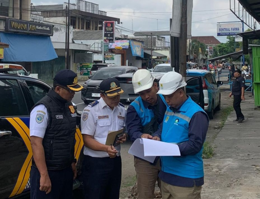Petugas PLN bersama Dinas Perhubungan Tulungagung meninjau penerangan jalan umum (PJU) yang telah diubah dari sistem abonemen menjadi meterisasi. SP/Foto:Destyan Sujarwoko 