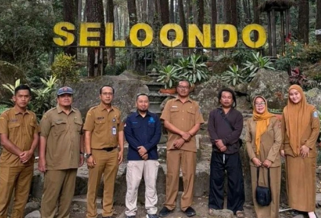 Petugas Disparpora Ngawi, Bakorwil Madiun Cabang Dinas Kehutanan, hingga Perum Perhutani melakukan pengoptimalan tata kelola objek wisata hutan di tempat wisata Selondo Ngawi. SP/Foto:Disparpora Ngawi