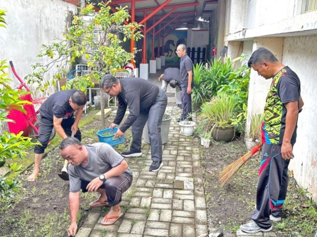Salah satu kegiatan kerja bakti di lingkungan Pemerintah Kota Surabaya. SP/Foto:Pemkot Surabaya
