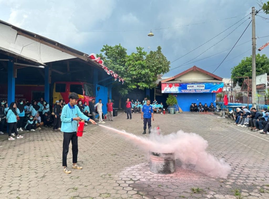 Petugas Dinas Pemadam Kebakaran dan Penyelamatan (DPKP) Tulungagung memberikan pelatihan penanganan kebakaran di Markas Komando (Mako) Damkar Tulungagung. SP/ TLG