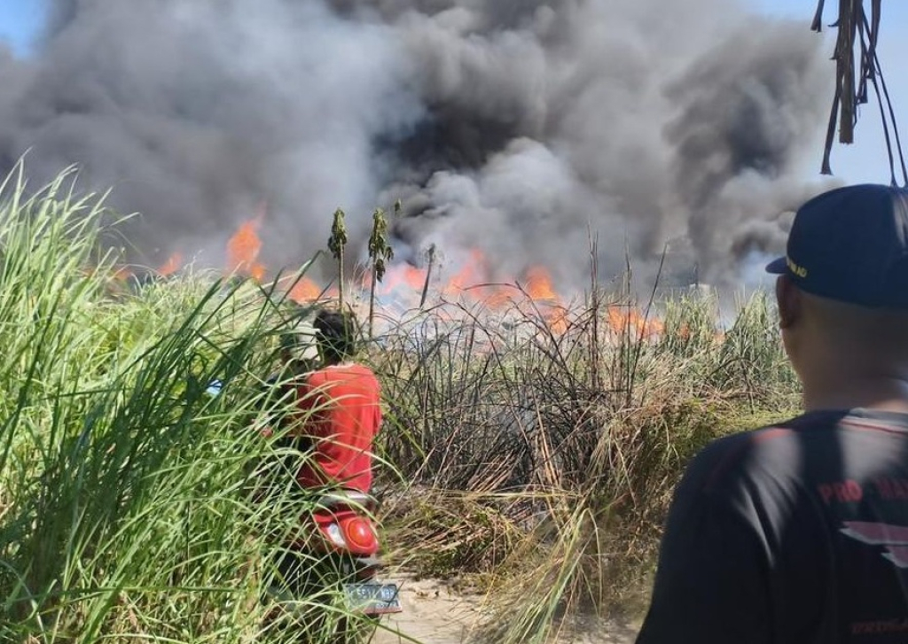 Penampakan gudang yang berisi tumpukan plastik bekas di wilayah Kecamatan Jabon, Kabupaten Sidoarjo, terbakar hebat. SP/ SDA