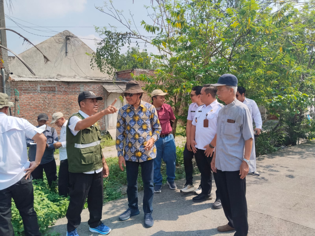 Pemerintah Kota Mojokerto bersama Badan Pertanahan Nasional (BPN) Kota Mojokerto saat melakukan pengukuran ulang batas lahan TPA Randegan.