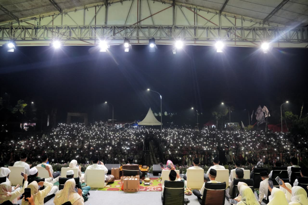 Ribuan jamaah menghadiri pengajian akbar menyambut hari jadi Kota Mojokerto bersama Gus Iqdam
