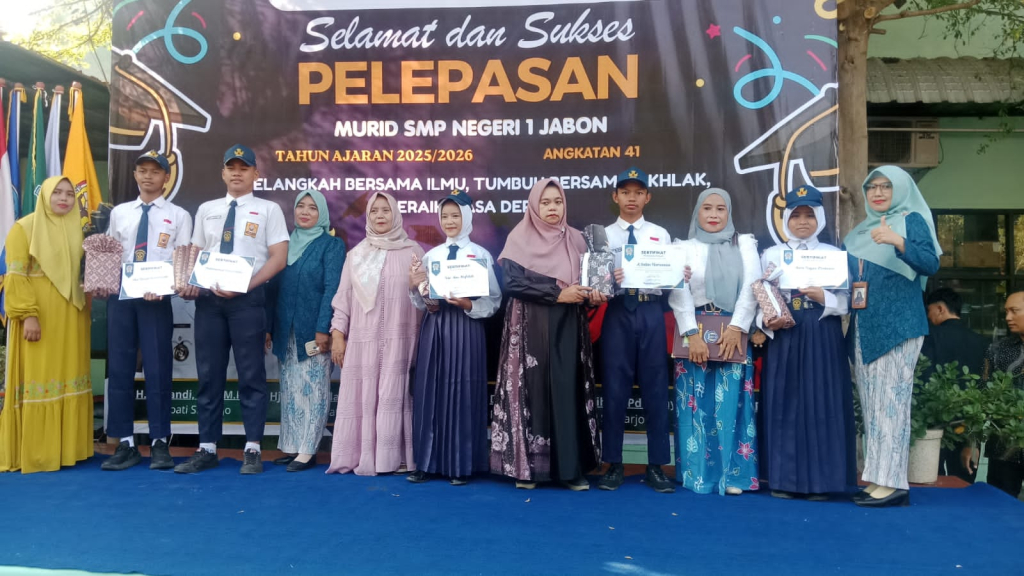Pelepasan Siswa Siswi berprestasi SMP Negeri Jabon 1 Oleh Ka. SMP Yayuk Dian Mandasari S.Pd, M.Pd. SP/HIKMAH
