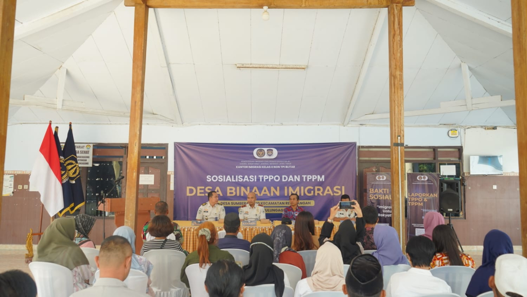 Kantor Imigrasi Blitar menggelar kegiatan sosialisasi pencegahan TPPO dan TPPM kepada perangkat serta masyarakat di Balai Desa Sumberagung, Kabupaten Tulungagung. SP/LESTARIYONO