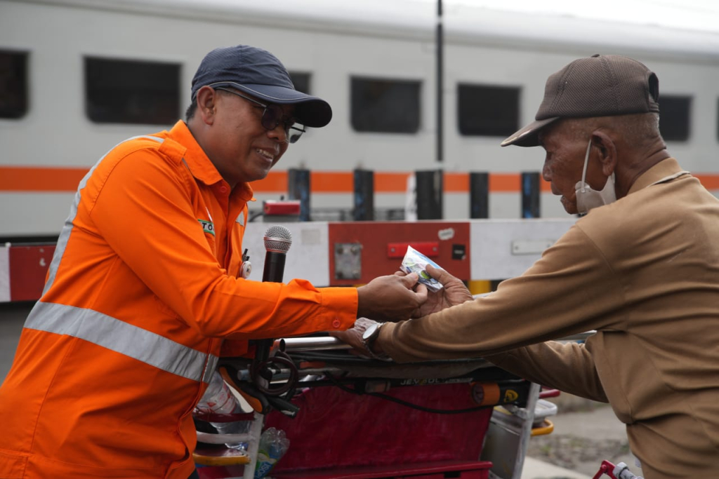 Manager Humas KAI Daop 7 Madiun (Tohari) bersama komunitas Railfans, dengan seorang warga/pengguna jalan. SP/LESTARIYONO