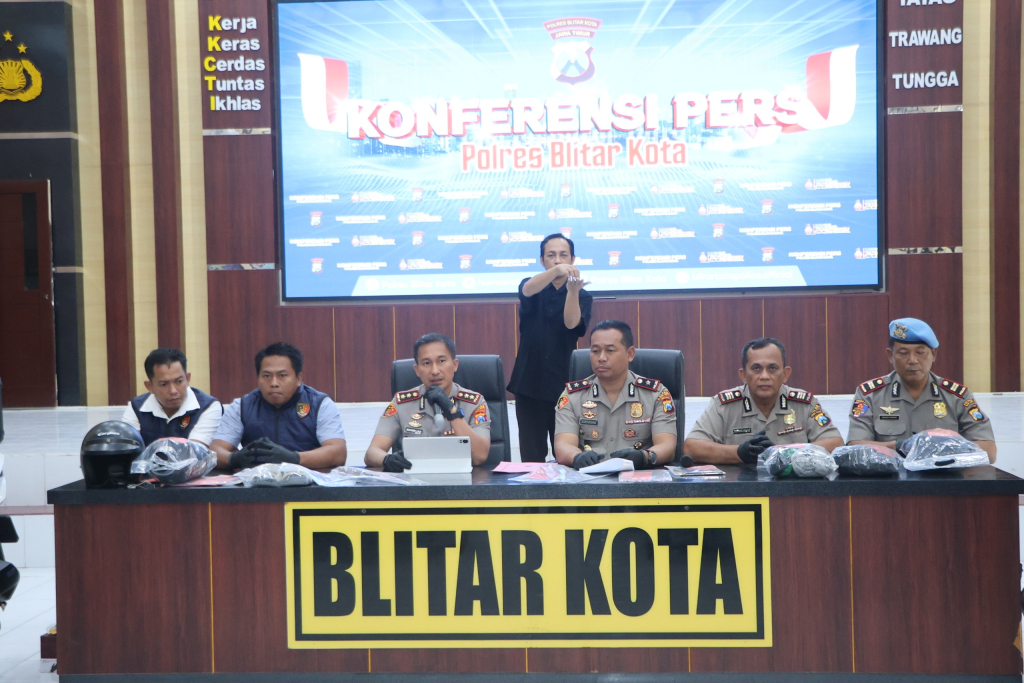 Kapolres Blitar Kota AKBP Kalfaris Triwijaya Lalo memimpin kegiatan konferensi pers bersama jajarannya terkait keberhasilan pengungkapan kasus perampokan minimarket Alfamart. SP/LESTARIYONO