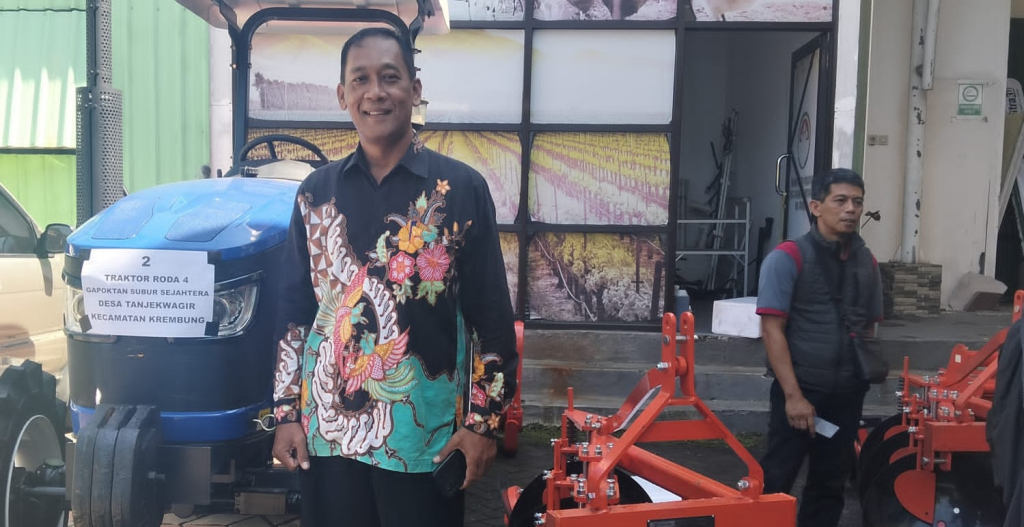 Kades Tanjekwagir, Amirul, berfoto di samping bantuan traktor roda empat baru dari Kementan RI untuk Gapoktan Subur Sejahtera di Sidoarjo. SP/HIKMAH