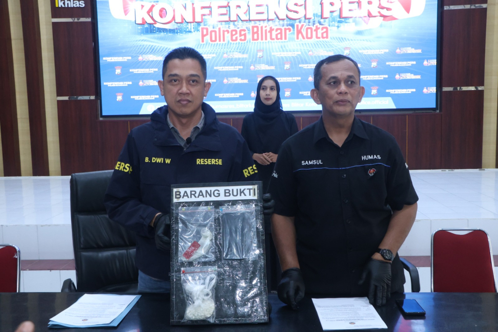 Iptu Bambang Dwi Wahyono, Kasat Narkoba Polres Blitar Kota, saat konferensi pers menunjukkan barang bukti pil Doble L. SP/LESTARIYONO