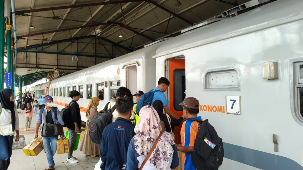 Sejumlah calon penumpang Kereta Api Jarak Jauh sedang bersiap naik ke dalam kereta Ekonomi 7 di Stasiun Madiun. SP/LESTARIYONO