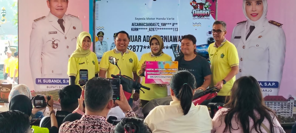 Wakil Bupati Sidoarjo Mimik Idayana bersama Kepala BPPD saat menyerahkan hadiah utama pada Puncak Pengundian DIJAPRI 2026 di Paseban Timur, Alun-alun Sidoarjo. SP/HANDOKO