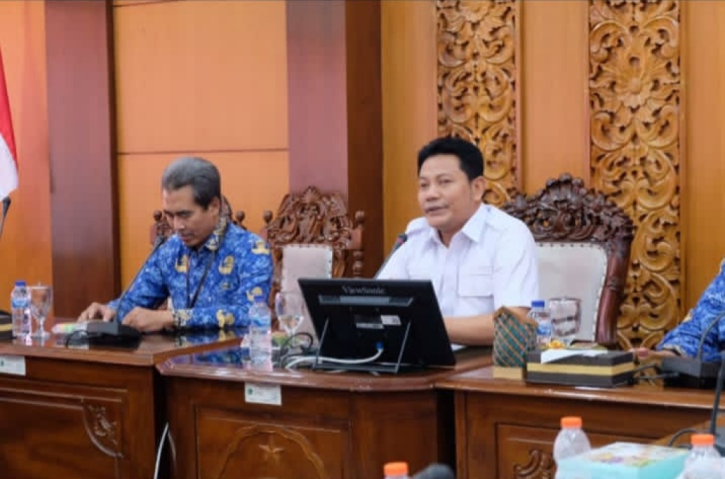 Bupati Sidoarjo, H. Subandi, S.H., M.Kn., memimpin langsung Rapat Koordinasi bersama Paguyuban Kepala Desa/Kelurahan dan BPD se-Kabupaten Sidoarjo di Ruang Delta Wicaksana. SP/HIKMAH