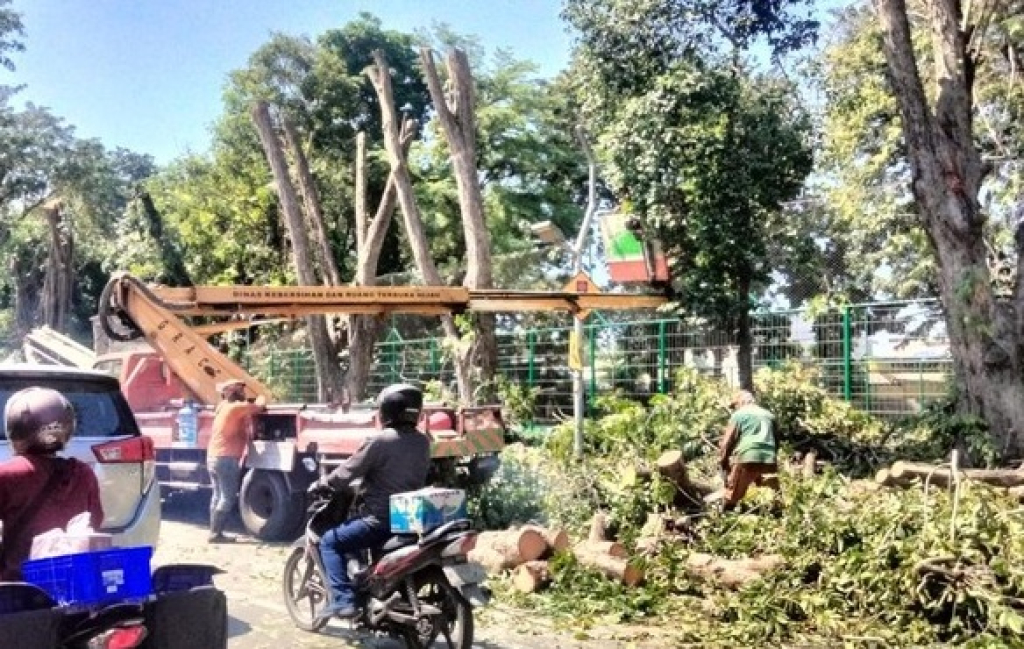 Kondisi kemacetan parah terjadi di Jalan Gunungsari menuju kawasan Taman Ronggolawe, Surabaya. SP/ SBY