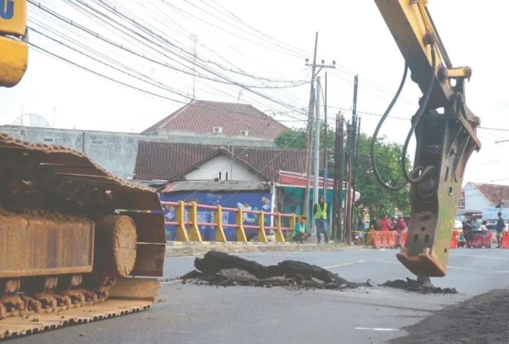 Alat berat di ruas jalan nasional Tulungagung-Trenggalek yang akan membongkar Jembatan Gondang. SP/ TLG