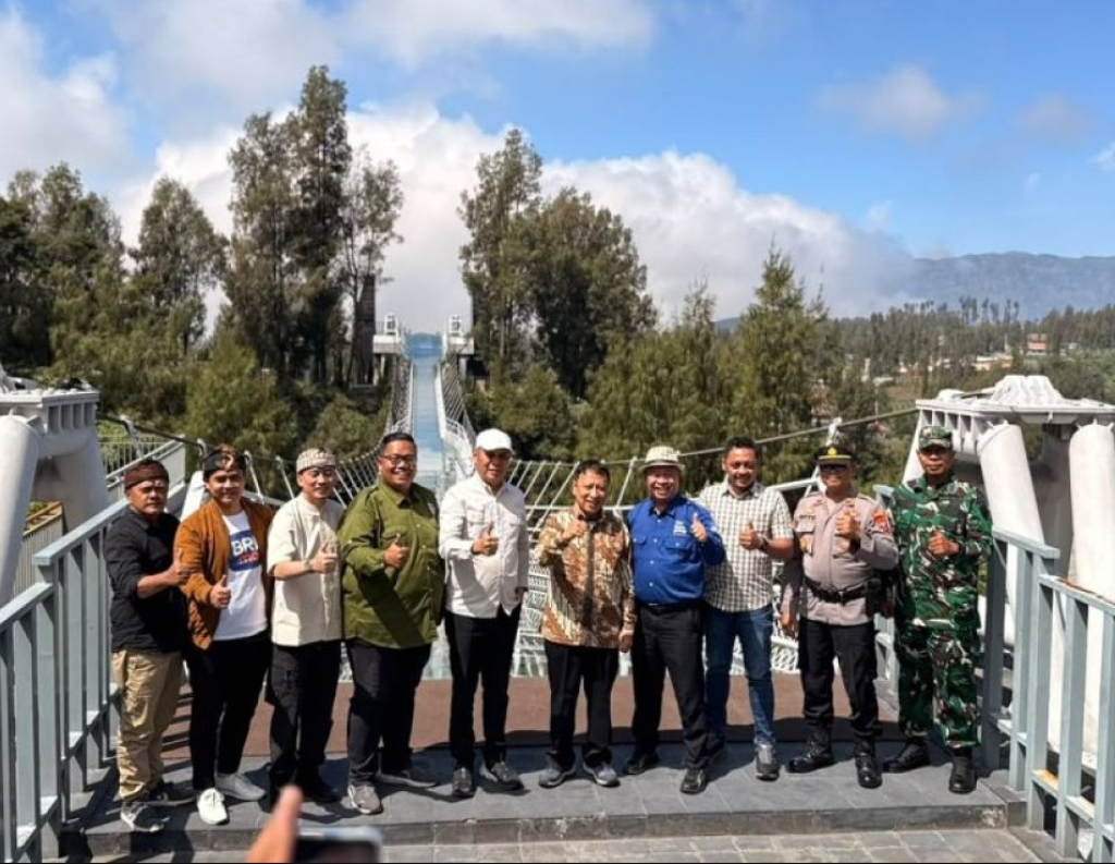 Pembukaan Jembatan Kaca Bromo Seruni Point, di Desa Mgadisari, Kecamatan Sukapura, Kabupaten Probolinggo. SP/Foto:Diskominfo Probolinggo