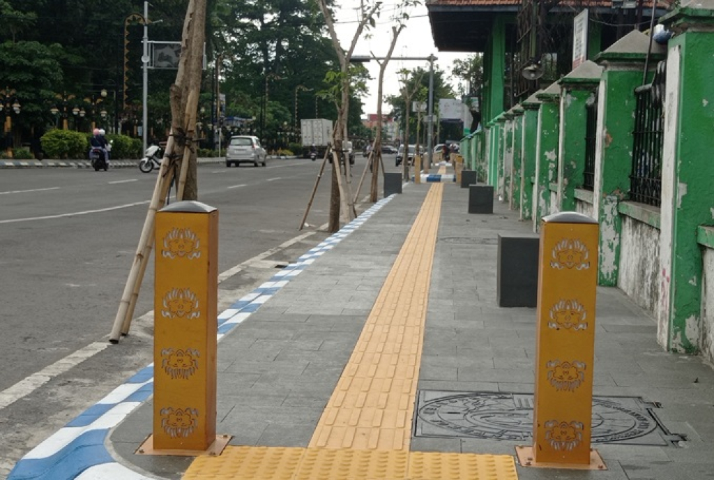 Salah satu pengerjaan trotoar di jl Gus Dur, Jombang sisi utara tuntas dikerjakan. SP/ JBG