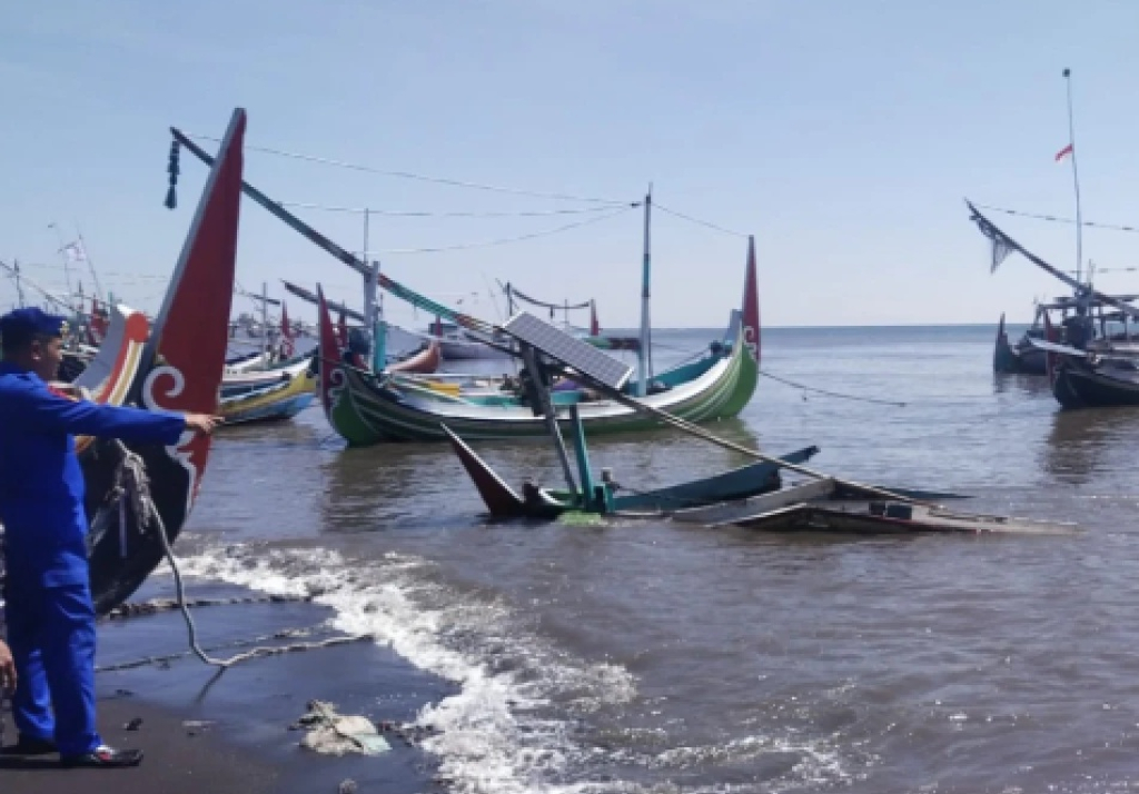 Sejumlah perahu nelayan di Desa/Kecamatan Jangkar, Kabupaten Situbondo, Jawa Timur, yang rusak diterjang gelombang tinggi. SP/ STB