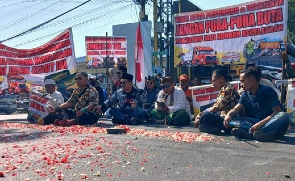 Sejumlah warga melakukan aksi unjuk rasa di Jalur Lingkar Selatan (JLS) Kota Pasuruan. SP/ PSR
