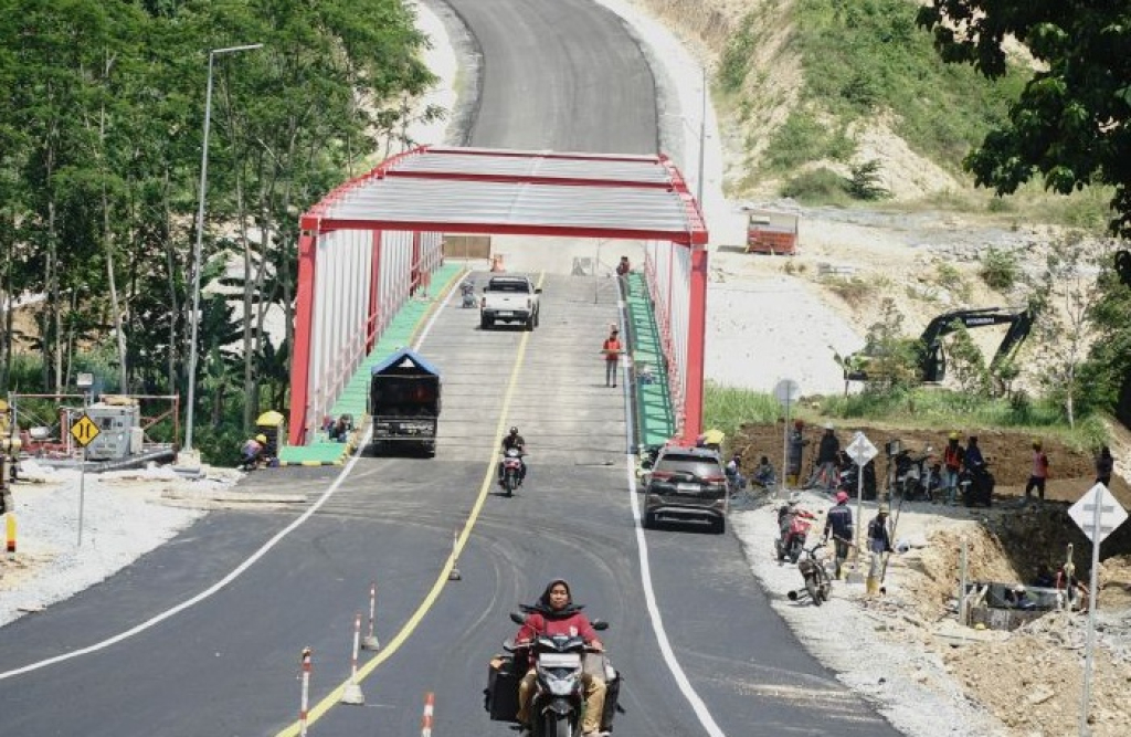 Pembangunan Jalur Lintas Selatan (JLS) ruas Brumbun-Sine di Kabupaten Tulungagung, Jawa Timur, telah rampung 100 persen. SP/ TLG