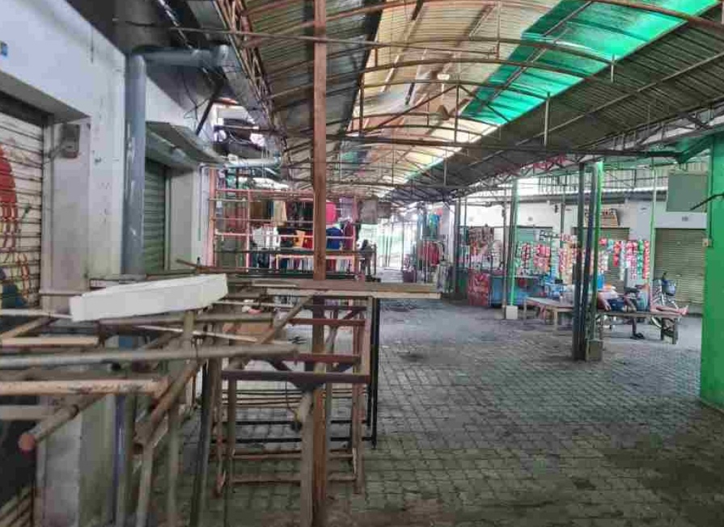 Pedagang kaki lima berjualan makanan di depan kios-kios yang tutup di kompleks Pasar Wage, Tulungagung. SP/ TLG