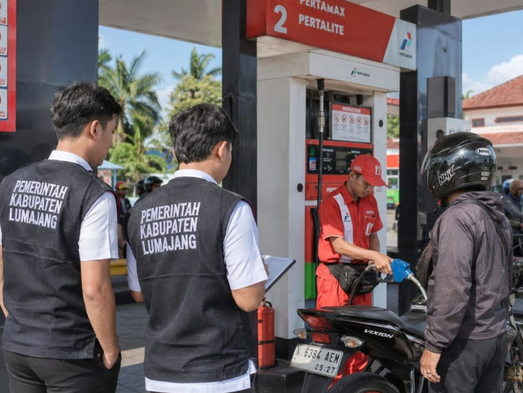 Tim Pemkab Lumajang memantau SPBU untuk memastikan stok BBM aman. SP/Foto:Diskominfo Lumajang