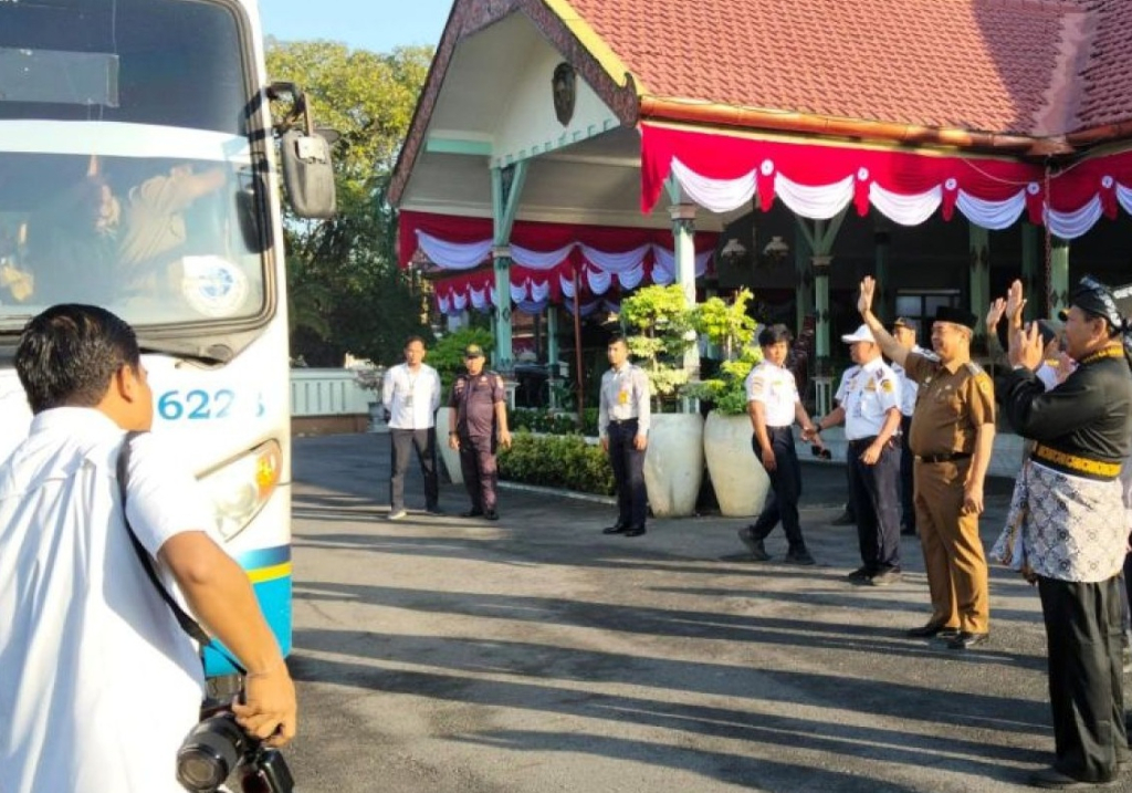 Bupati Madiun Hari Wuryanto melepas uji coba pemberangkatan perdana Bus DAMRI angkutan ASN rute Pendopo Muda Graha Madiun menuju Puspem Caruban. SP/Foto:Diskominfo Kab Madiun