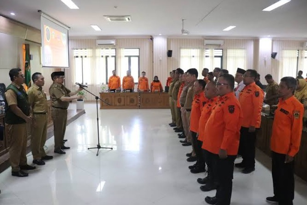 Bupati Madiun Hari Wuryanto mengukuhkan tim Pengkajian Kebutuhan Pasca-bencana (Jitupasna). SP/ MDN