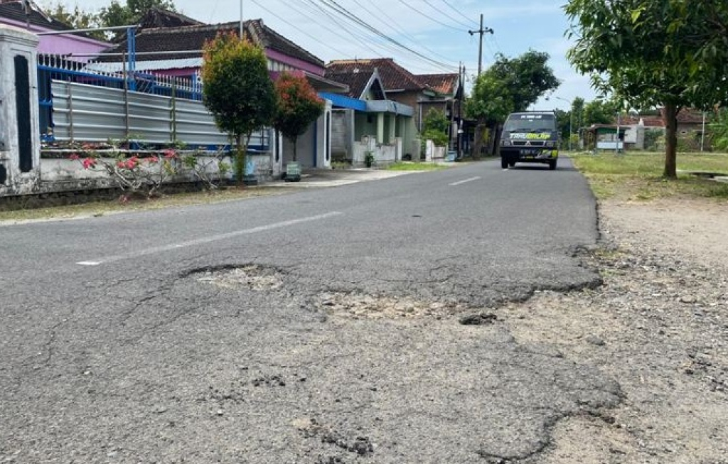 Jalan rusak berlobang ditemukan di ruas alternatif Desa Kaibon-Ngelandung, Kecamatan Geger, Kabupaten Madiun. SP/ MDN