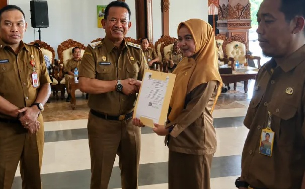 Wakil Bupati Madiun menyerahkan surat tugas kepada tenaga pendidik dan kependidikan di Pendopo Ronggo Djumeno. SP/ MDN