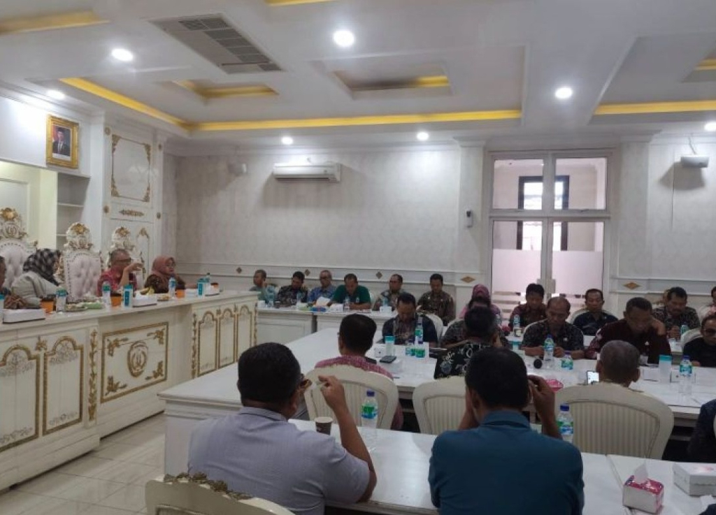 Plt Bupati Ponorogo Lisdyarita memimpin rapat evaluasi realisasi anggaran bersama jajaran OPD di lingkungan Pemkab Ponorogo. SP/ PNG