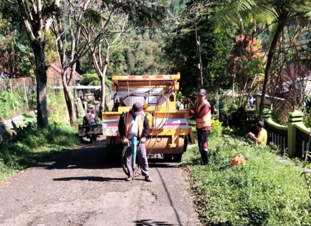 Proses perbaikan jalan rusak dengan cara tambal sulam menggunakan truk alpomian di ruas jalan Kabupaten Probolinggo. SP/ PRB