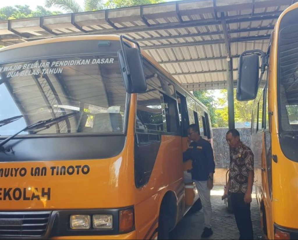 Petugas Dinas Perhubungan memeriksa kondisi armada bus sekolah di Tulungagung. SP/ Antara