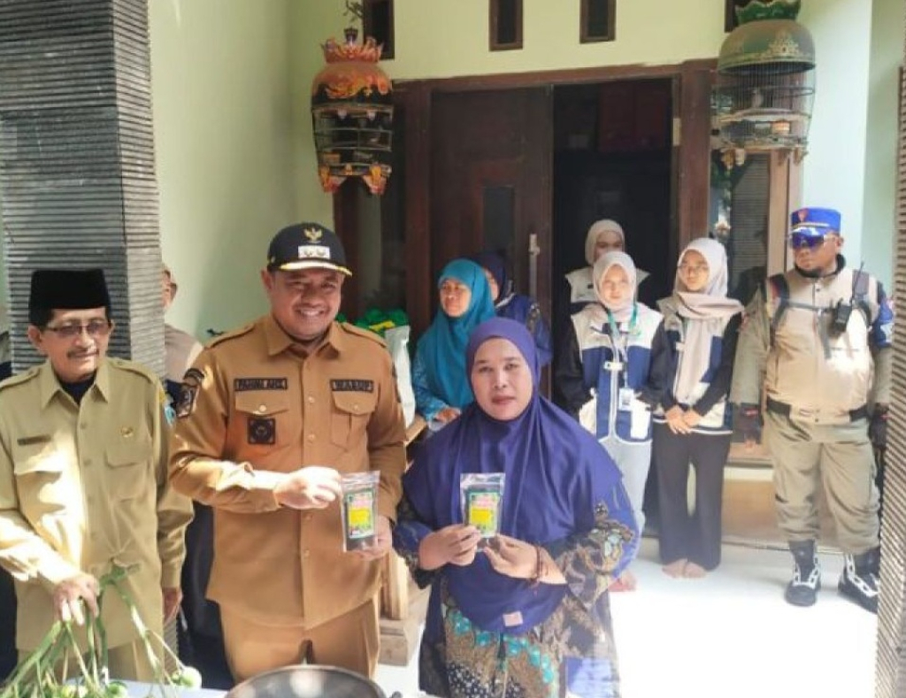 Wabup Probolinggo Fahmi AHZ foto bersama saat mengunjungi sentra pengolahan pinang dan kopi pinang dalam rangkaian program Ngantor di Kecamatan Gading. SP/Foto:Diskominfo Probolinggo