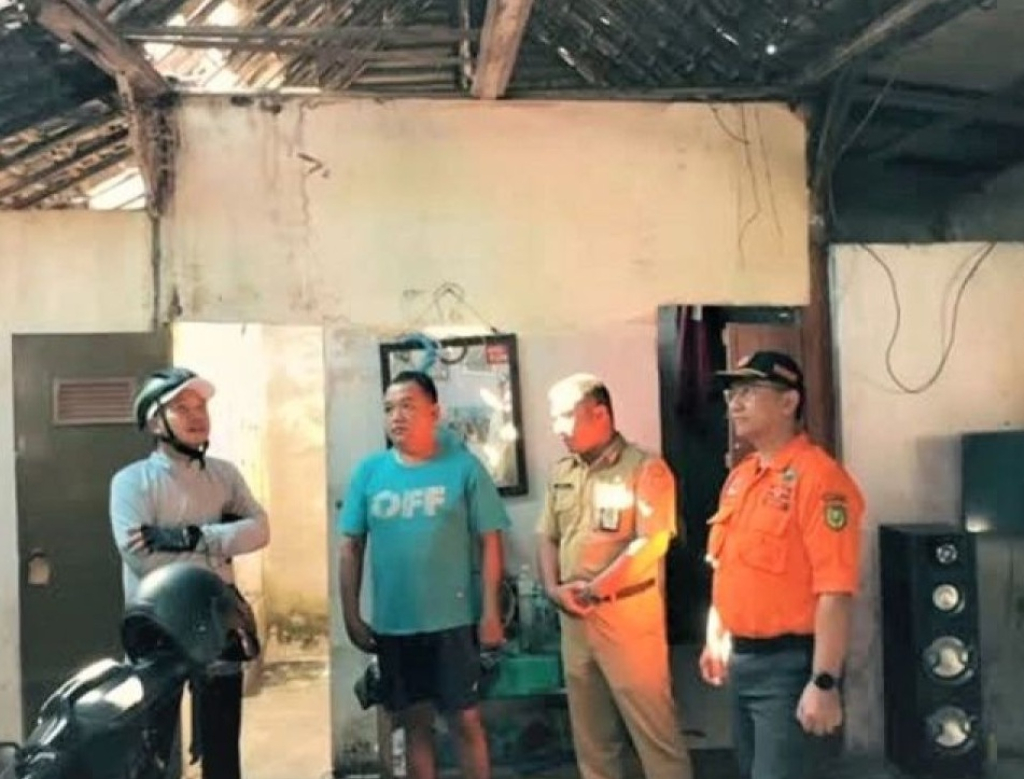 Plt Wali Kota Madiun Bagus Panuntun (kiri) bersama jajaran meninjau rumah warga di Kelurahan Kejuron Kota Madiun. SP/ MDN