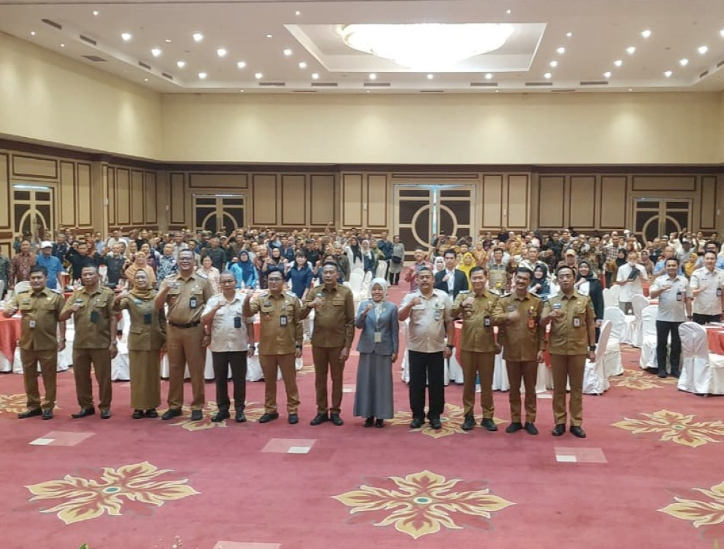 Wali Kota Malang Wahyu Hidayat berfoto bersama peserta usai membuka Sosialisasi Opsen PKB dan BBNKB Tahun 2026. SP/ MLG
