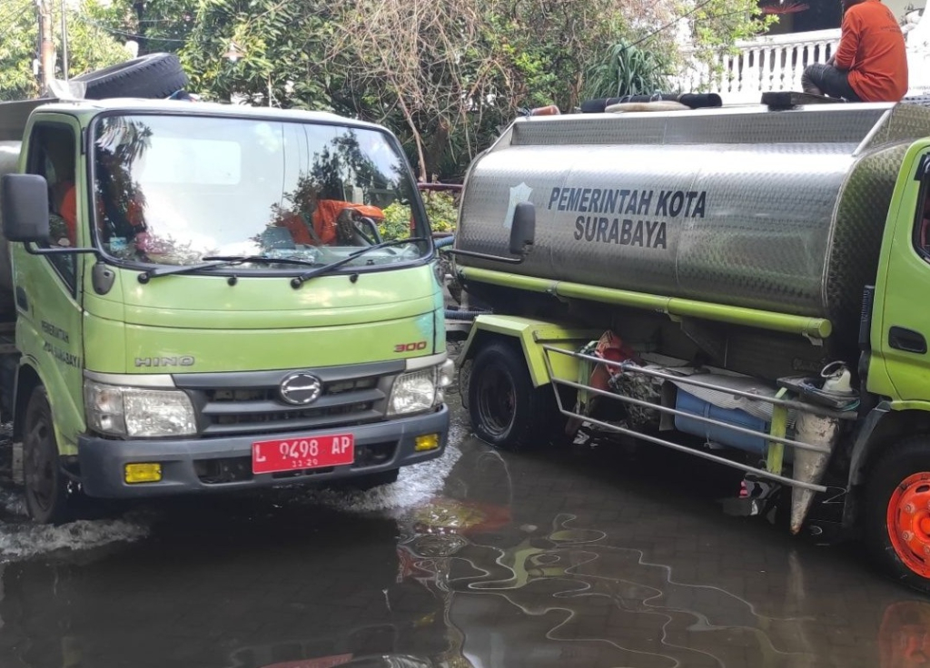 Pemkot Surabaya mengerahkan 21 unit mobil pemadam kebakaran (PMK) serta sekitar 10 kendaraan dari DLH atasi banjir. SP/Foto:Pemkot Surabaya