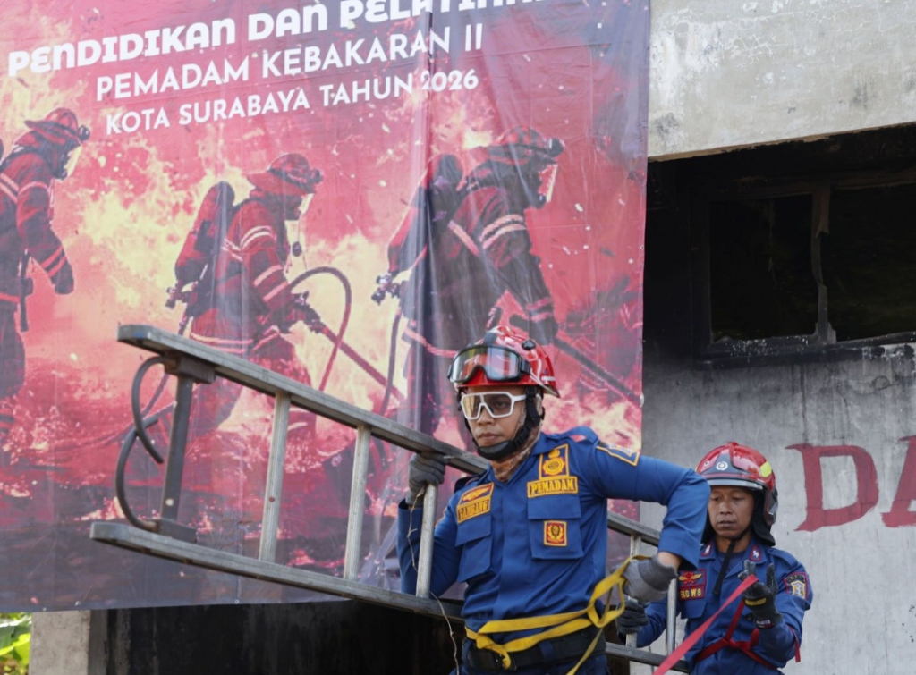 Rangkaian kompetensi personel damkar melalui Pelatihan Pemadam Kebakaran atau Firefighter (FF) Level 2 yang digelar Pemkot Surabaya. SP/ SBY