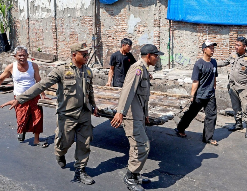 Peristiwa Pemkot Surabaya Gercep Tertibkan Lapak PKL di Jalan Gembong Tebasan, Kembalikan Fungsi Saluran Air