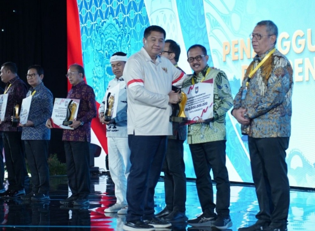 Kemendagri menganugerahi Kota Pahlawan sebagai Terbaik II Tingkat Kota dalam upaya penanggulangan kemiskinan dan penurunan stunting. SP/ SBY