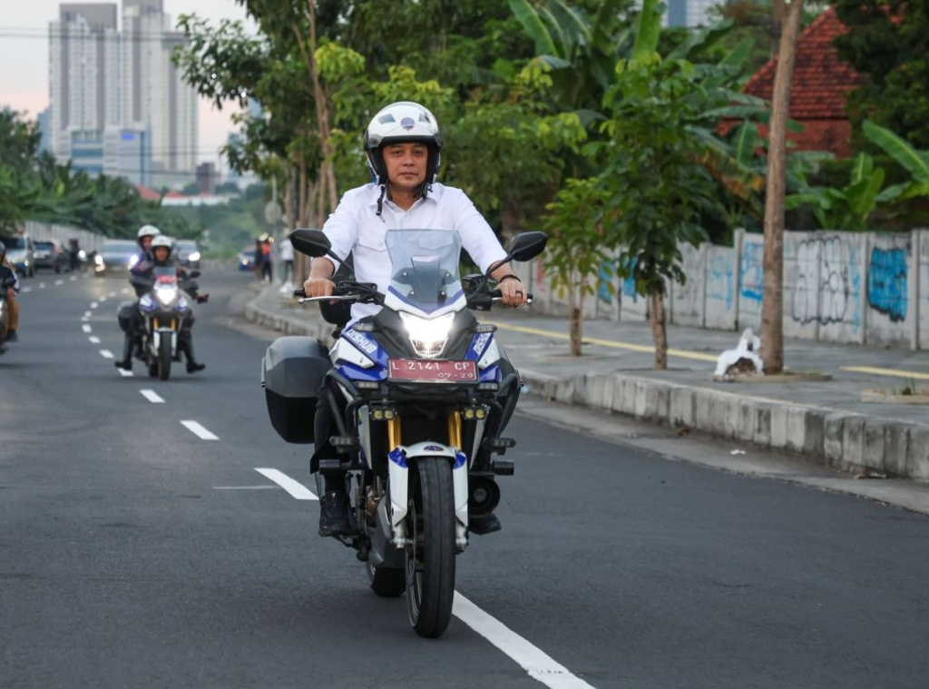 Wali Kota Surabaya Eri Cahyadi saat mencoba Jalan Radial Road, di Surabaya Barat, Surabaya. SP/Foto:Pemkot Surabaya