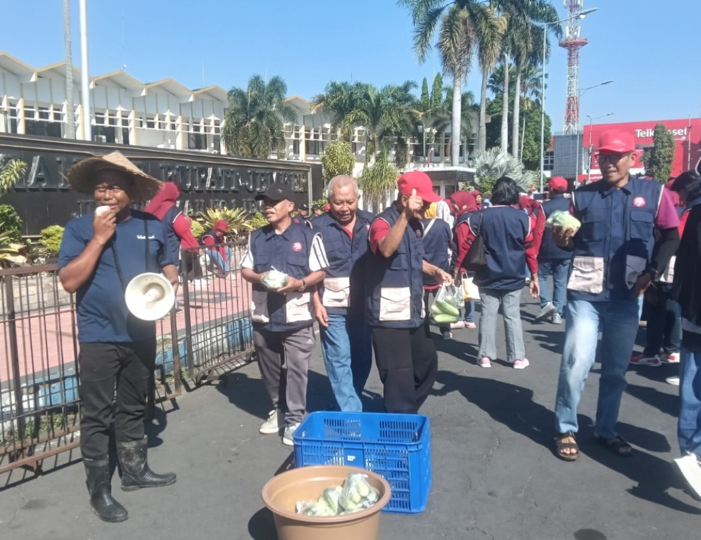 Petani Jember membagi-bagikan timun secara gratis di depan Kantor Pemerintah Kabupaten Jember. SP/ JBR