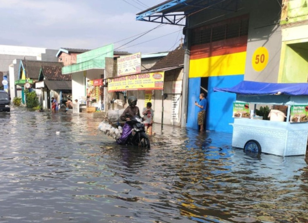 Ilustrasi. Kondisi banjir rob di kawasan Kota Surabaya menerjang jalanan. SP/ SBY