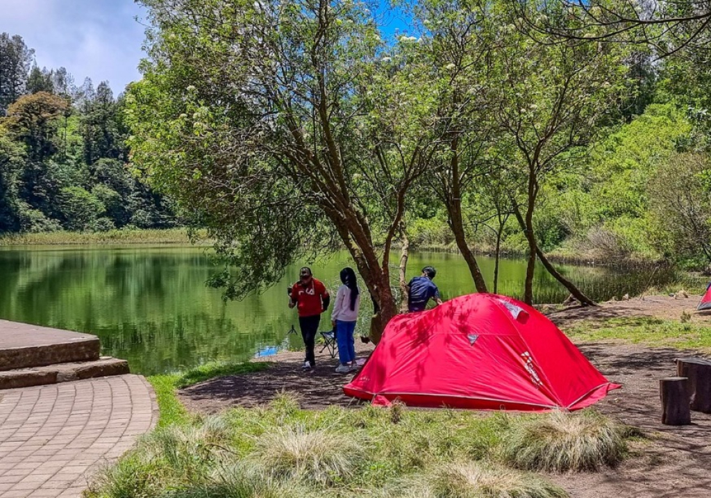 Peristiwa Destinasi Ranu Regulo Jadi Spot Favorit Berkemah di TNBTS dengan View Danau