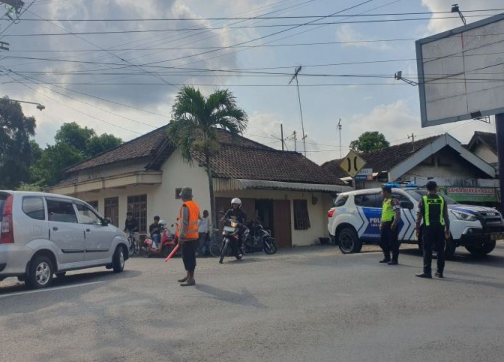Penutupan Jembatan Gondang di jalan Nasional Tulungagung - Trenggalek yang mulai dilakukan pengerjaan pembongkaran jembatan. SP/ TRG