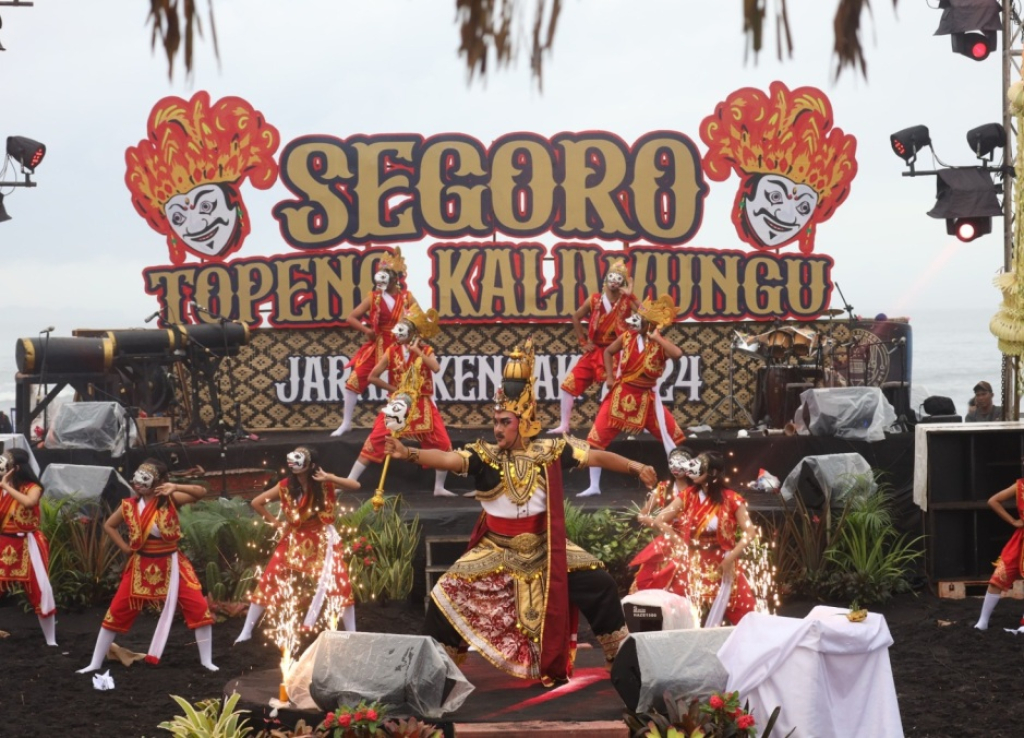 Kegiatan Segoro Topeng Kaliwungu 2025 di Pantai Watu Pecak Lumajang.  SP/ LMJ